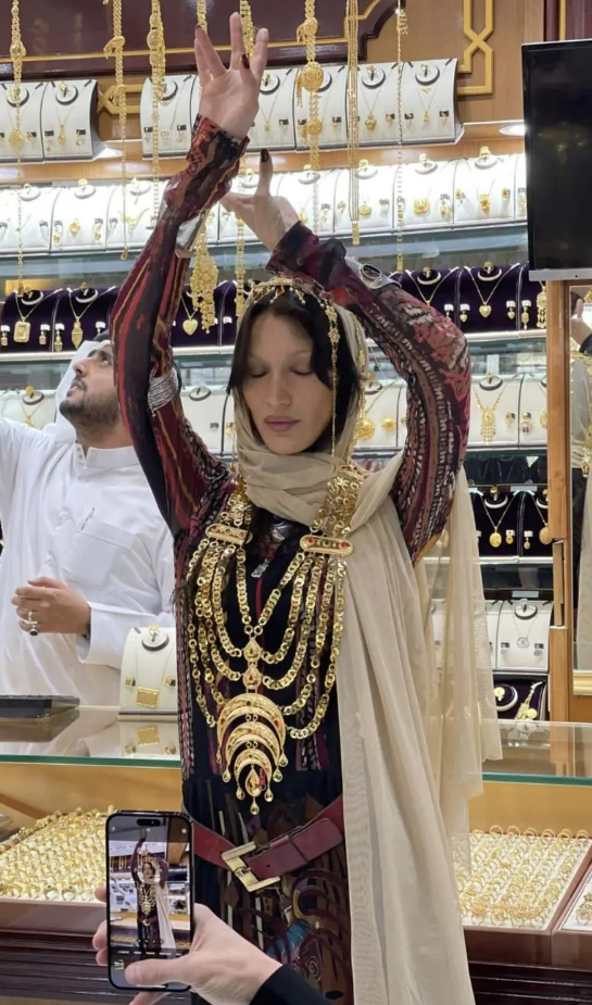 بيلا حديد في قطر: ارتدت المرتهش الخليجي وعلقت صورة شيرين أبو عاقلة